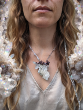 Carica l'immagine nel visualizzatore di Gallery, Il Respiro del Cristallo: Collana in Quarzo Ialino e Rame