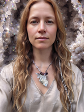 Carica l'immagine nel visualizzatore di Gallery, Il Respiro del Cristallo: Collana in Quarzo Ialino e Rame
