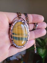 Carica l'immagine nel visualizzatore di Gallery, Portale Occhio di tigre con striature blu