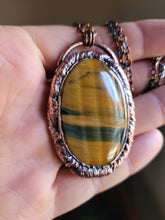 Carica l'immagine nel visualizzatore di Gallery, Portale Occhio di tigre con striature blu