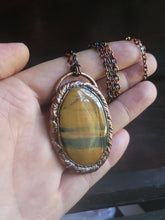 Carica l'immagine nel visualizzatore di Gallery, Portale Occhio di tigre con striature blu