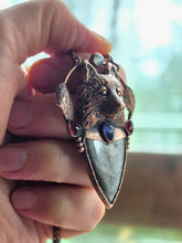 Carica l'immagine nel visualizzatore di Gallery, Il Custode della Notte: Pendente Totemico Lupo in Ossidiana, Tanzanite e Granati