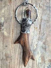 Carica l'immagine nel visualizzatore di Gallery, amuleto-legno-castagno-quarzo-lodolite-peltro-eliodor-fatto-a-mano