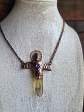 Carica l'immagine nel visualizzatore di Gallery, L'Amuleto dell'Ignoto: La Guida Alata in Quarzo Citrino e Ametista