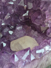 Carica l'immagine nel visualizzatore di Gallery, Geode d'Ametista con Calcite