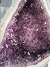 Carica l'immagine nel visualizzatore di Gallery, Lo spirito del luogo:Geode di Agata e Ametista dal Brasile