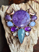 Carica l'immagine nel visualizzatore di Gallery, Ostara: Il Risveglio della Dea – Pendente Amuletico in Charoite, Acquamarina e Pietra di Luna
