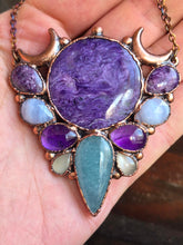 Carica l'immagine nel visualizzatore di Gallery, Ostara: Il Risveglio della Dea – Pendente Amuletico in Charoite, Acquamarina e Pietra di Luna