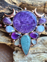 Carica l'immagine nel visualizzatore di Gallery, Ostara: Il Risveglio della Dea – Pendente Amuletico in Charoite, Acquamarina e Pietra di Luna