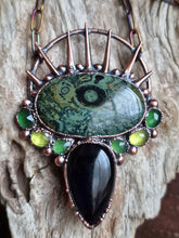 Carica l'immagine nel visualizzatore di Gallery, Amuleto Veleno – L'Essenza Oscura della Magia Verde