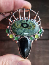 Carica l'immagine nel visualizzatore di Gallery, Amuleto Veleno – L'Essenza Oscura della Magia Verde