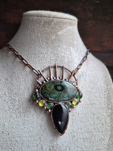 Carica l'immagine nel visualizzatore di Gallery, Ciondolo Veleno indossato, gioiello di alta qualità artistica ispirato alle erbe medicinali e al potere femminile.