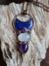 Carica l'immagine nel visualizzatore di Gallery, Visione Celeste: L’Amuleto della Notte Stellata in Lapislazzuli e Ametista