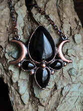 Carica l'immagine nel visualizzatore di Gallery, pendente-hecate-onice-nera-stile-scultoreo-simbolismo-occulto-eliodor-fine-jewelry