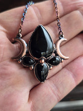 Carica l'immagine nel visualizzatore di Gallery, Hecate: Il Gioiello della Triplice Dea della notte