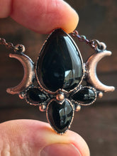 Carica l'immagine nel visualizzatore di Gallery, Hecate: Il Gioiello della Triplice Dea della notte