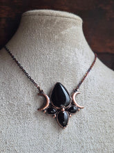 Carica l'immagine nel visualizzatore di Gallery, Hecate: Il Gioiello della Triplice Dea della notte