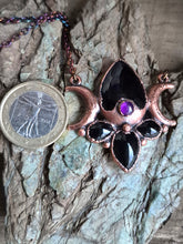 Carica l'immagine nel visualizzatore di Gallery, Hecate: Il Gioiello della Triplice Dea della notte