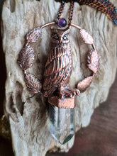 Carica l'immagine nel visualizzatore di Gallery, L'Amuleto del Gufo: Il Guardiano Silenzioso tra i Mondi