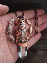 Carica l'immagine nel visualizzatore di Gallery, Amuleto gufo scultoreo Eliodor modellato a mano in rame con lodolite e sfera di ametista. Pendente spirituale con sei foglie simbolo anima del bosco, gioiello da collezione per donne appassionate di esoterismo e cristalli.