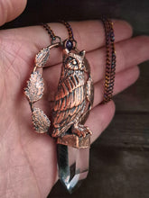 Carica l'immagine nel visualizzatore di Gallery, L'Amuleto del Gufo: Il Guardiano Silenzioso tra i Mondi