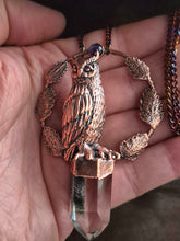 Carica l'immagine nel visualizzatore di Gallery, L'Amuleto del Gufo: Il Guardiano Silenzioso tra i Mondi