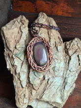 Carica l'immagine nel visualizzatore di Gallery, amuleto-ossidiana-arcobaleno-rame-intrecciato-artigianale-eliodor