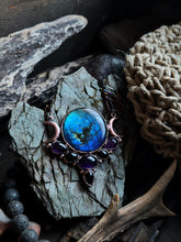 Carica l'immagine nel visualizzatore di Gallery, Talismano artigianale Eliodor in rame con Labradorite blu rotonda e falci di luna, gioiello esoterico per il femminile sacro.