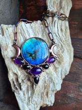 Carica l'immagine nel visualizzatore di Gallery, Il Risveglio della Grande Madre: Amuletto Lunare in Labradorite e Ametista
