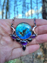 Carica l'immagine nel visualizzatore di Gallery, Il Risveglio della Grande Madre: Amuletto Lunare in Labradorite e Ametista