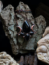 Carica l'immagine nel visualizzatore di Gallery, Hecate: Il Gioiello della Triplice Dea della notte