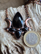 Carica l'immagine nel visualizzatore di Gallery, Hecate: Il Gioiello della Triplice Dea della notte