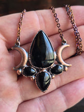 Carica l'immagine nel visualizzatore di Gallery, Hecate: Il Gioiello della Triplice Dea della notte