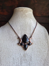 Carica l'immagine nel visualizzatore di Gallery, Hecate: Il Gioiello della Triplice Dea della notte