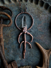 Carica l'immagine nel visualizzatore di Gallery, L'Origine del Sé: Amuleto Rupestre in Quarzo