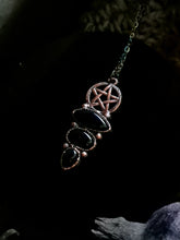 Carica l'immagine nel visualizzatore di Gallery, Il Grimorio di Ecate: Custode della Saggezza Ancestrale