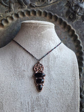 Carica l'immagine nel visualizzatore di Gallery, Il Grimorio di Ecate: Custode della Saggezza Ancestrale