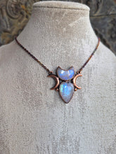 Carica l'immagine nel visualizzatore di Gallery, La Danza della Notte: Pendente Triplice Luna in Labradorite bianca