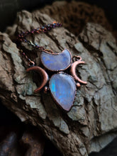 Carica l'immagine nel visualizzatore di Gallery, La Danza della Notte: Pendente Triplice Luna in Labradorite bianca