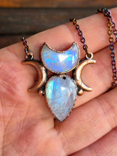 Carica l'immagine nel visualizzatore di Gallery, La Danza della Notte: Pendente Triplice Luna in Labradorite bianca
