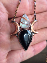 Carica l'immagine nel visualizzatore di Gallery, Pendente Goddess: L'Inno al Femminile Sacro