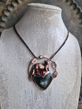 Carica l'immagine nel visualizzatore di Gallery, Amuleto Totemico Puzzola Europea: L'Eleganza della Coerenza e del Rispetto