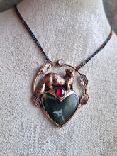 Carica l'immagine nel visualizzatore di Gallery, Amuleto Totemico Puzzola Europea: L'Eleganza della Coerenza e del Rispetto