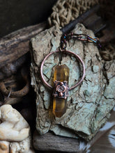 Carica l'immagine nel visualizzatore di Gallery, Talismano in Citrino Naturale Biterminato: L’Essenza della Luce