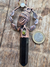 Carica l'immagine nel visualizzatore di Gallery, L'Essenza del Guardiano Notturno: Ossidiana, Vesuvianite e il Bagliore dell'Adularia