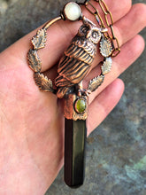 Carica l'immagine nel visualizzatore di Gallery, L'Essenza del Guardiano Notturno: Ossidiana, Vesuvianite e il Bagliore dell'Adularia