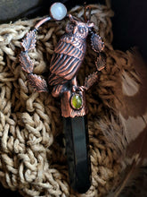 Carica l'immagine nel visualizzatore di Gallery, L'Essenza del Guardiano Notturno: Ossidiana, Vesuvianite e il Bagliore dell'Adularia