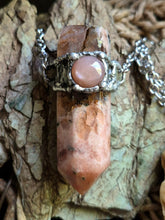 Carica l'immagine nel visualizzatore di Gallery, Il Risveglio del Cuore: Pendente in Agata Ametista Rosa e Adularia Pesca