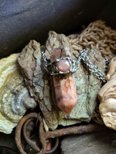 Carica l'immagine nel visualizzatore di Gallery, Il Risveglio del Cuore: Pendente in Agata Ametista Rosa e Adularia Pesca