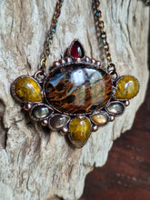 Carica l'immagine nel visualizzatore di Gallery, Fuoco Segreto: Il Custode della Trasmutazione